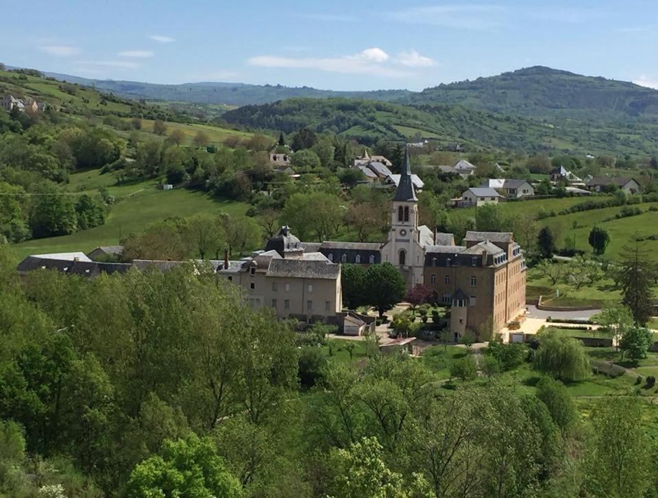 Accueil Du Couvent De Malet Hotel Saint-Côme-dʼOlt Buitenkant foto